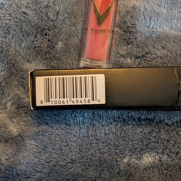 V Kosmetik Liquid Velvet Lipstick in Bubbly 0.21oz 6g - Picture 4 of 6